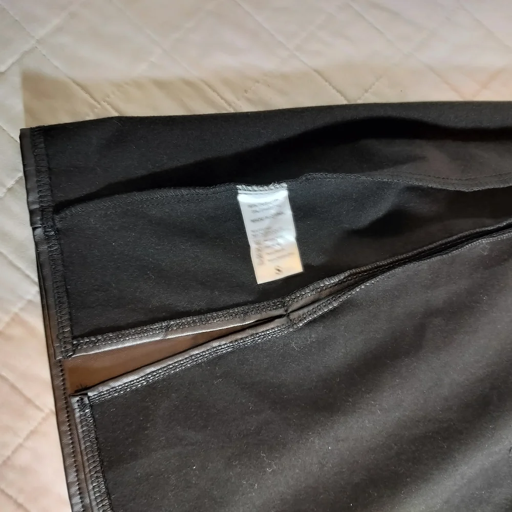 & Other Stories Sleek Black Mini Skirt - Picture 6 of 7